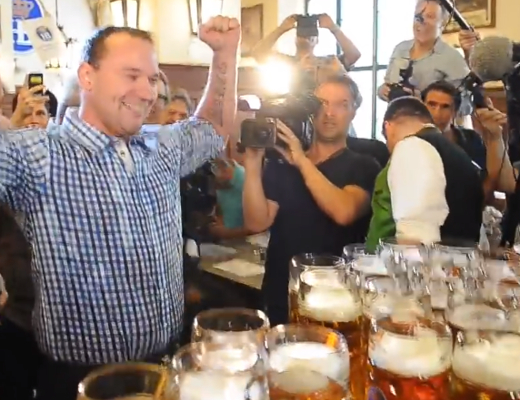 Man breekt wereldrecord bier dragen